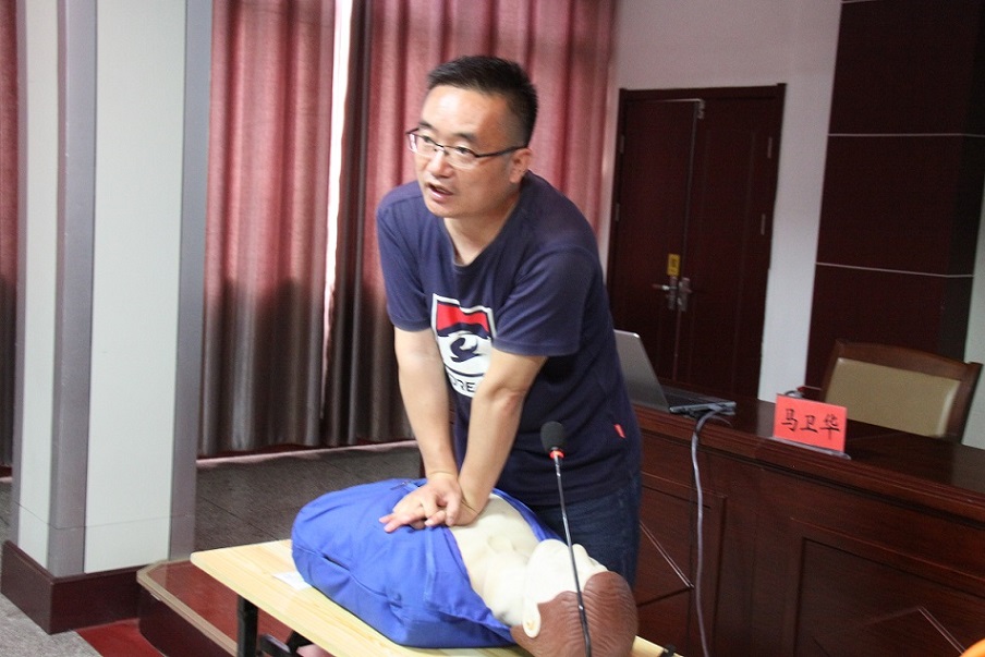 2心肺复苏应急救援常识培训.JPG 2心肺复苏应急救援常识培训.JPG
